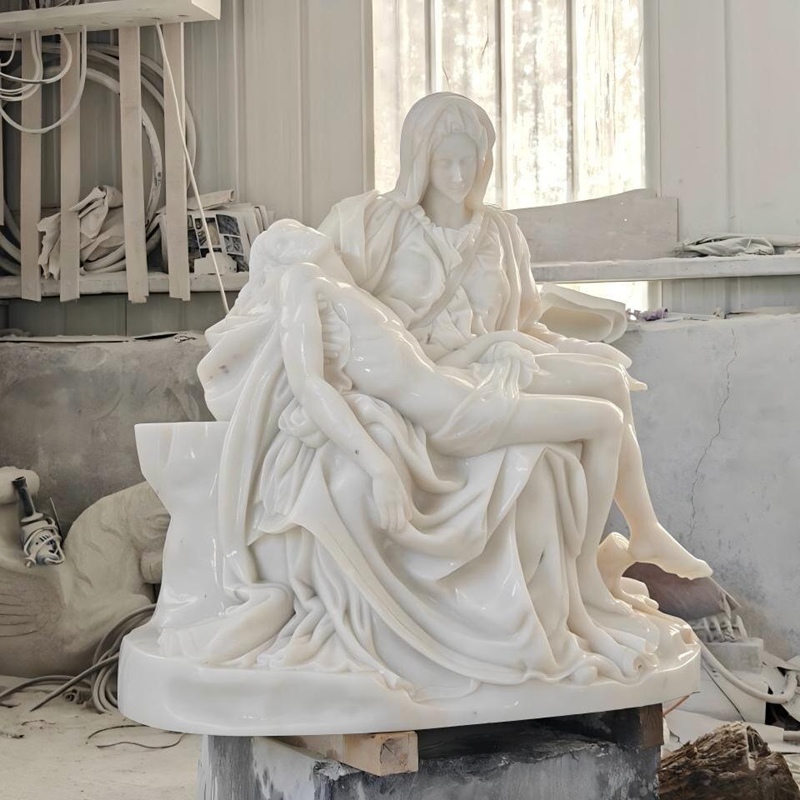 Беломраморная копия скульптуры «Пьета» в мастерской. Готовая к отправке статуя Девы Марии с Иисусом, изготовленная вручную.