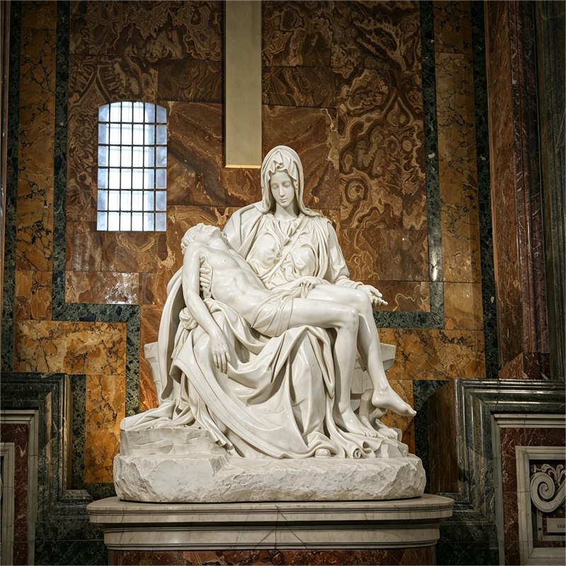 Мраморная скульптура «Пьета» Микеланджело, изображающая Деву Марию, держащую на коленях тело Иисуса Христа, в соборе Святого Петра в Ватикане.