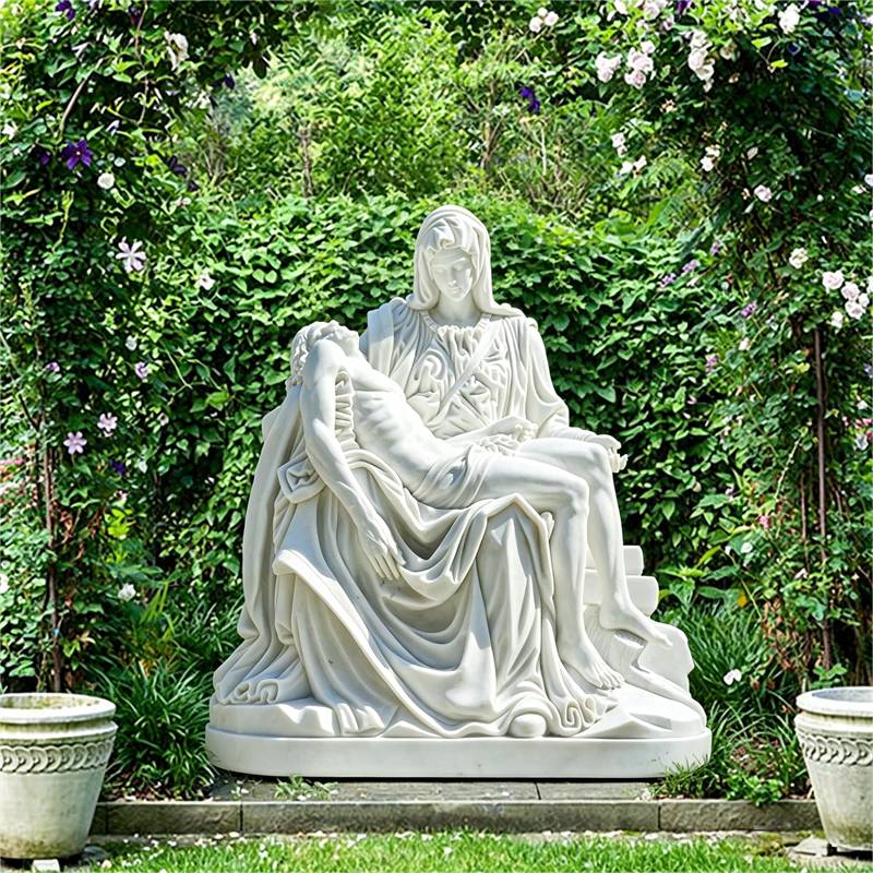 Садовая статуя «Пьета» из белого камня в саду клиента. Реплика знаменитой скульптуры Микеланджело, установленная в живописном саду среди зелени и цветов, как элемент декора.