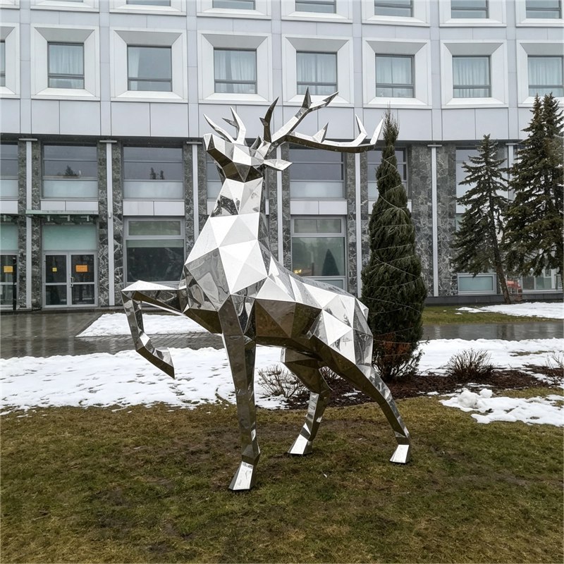 Символ города — олень, выполненный в виде нержавеющей стали, установлен в Нижнем Новгороде.
