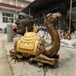 Бронзовая скульптура лежачего верблюда на фабрики YouFine