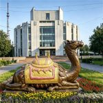 Бронзовая скульптура лежачего верблюда на торговой площади