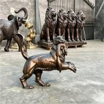 бронзовая памятная скульптура мифического зверя Бабра