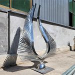 Крупная Ландшафтная Скульптура из Нержавеющей Стали «Два крыла»