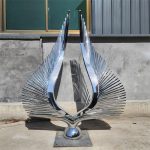 Крупная Ландшафтная Скульптура из Нержавеющей Стали «Два крыла»