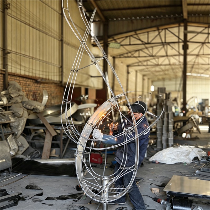 скульптура из нержавеющей стали «Рост»