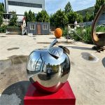 Зеркальная скульптура яблока из нержавеющей стали
