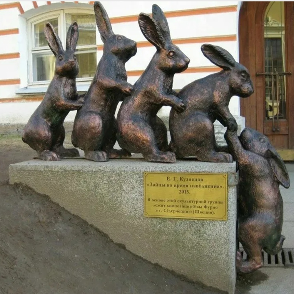 Памятник зайцу