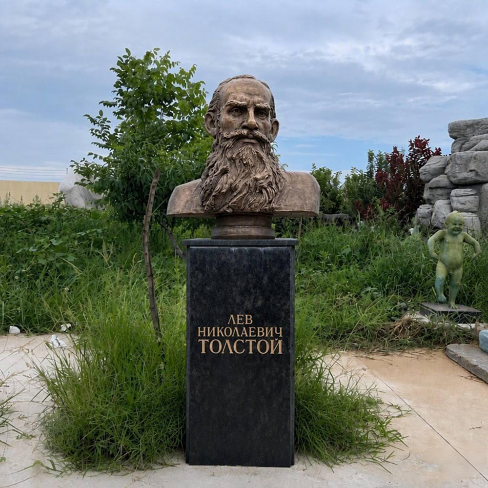 Бронзовый памятник Льву Толстому
