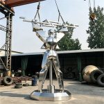 Скульптура Прометея из нержавеющей стали