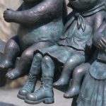 скульптура «Семья панд на качелях»
