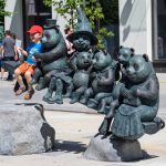 скульптура «Семья панд на качелях»